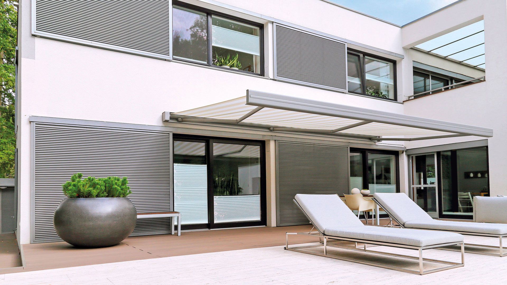 Moderne Terrasse mit Markise, Rollläden und Schiebetüren von Robering