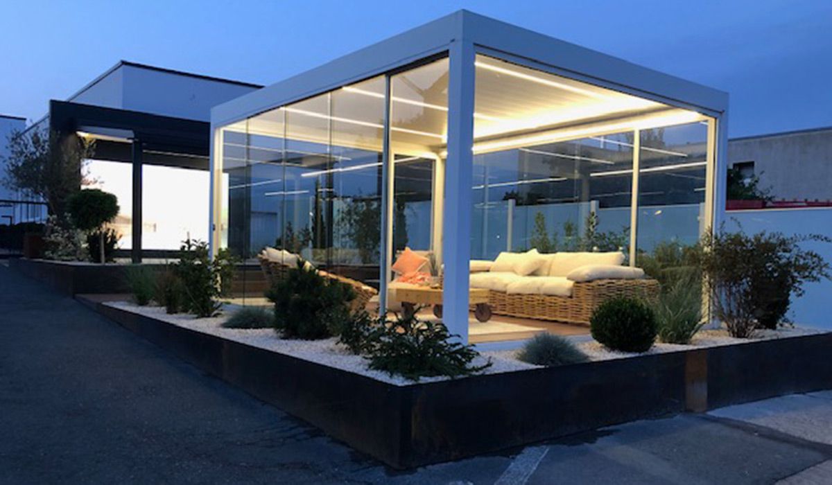 Robering Ausstellung – beleuchtete Glas-Pergola in der Abenddämmerung