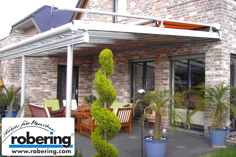 Markise über Terrasse an Klinkerfassade